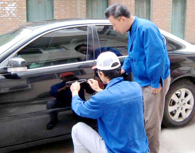 石泉汽车钥匙丢在车里面怎么办?